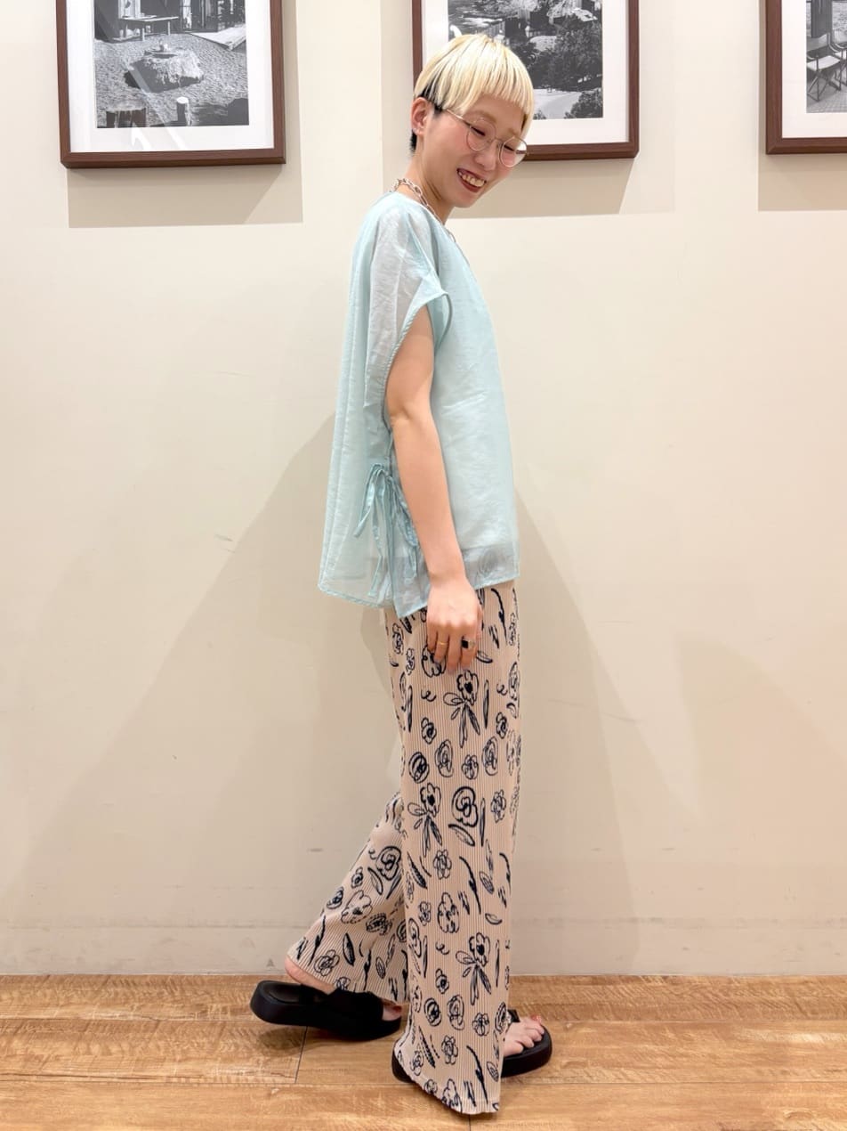 Ayumiさんの「SHOO･LA･RUE｜【洗える/S-LL】上品なシアー感 レイヤード風トップス」を使ったコーディネート