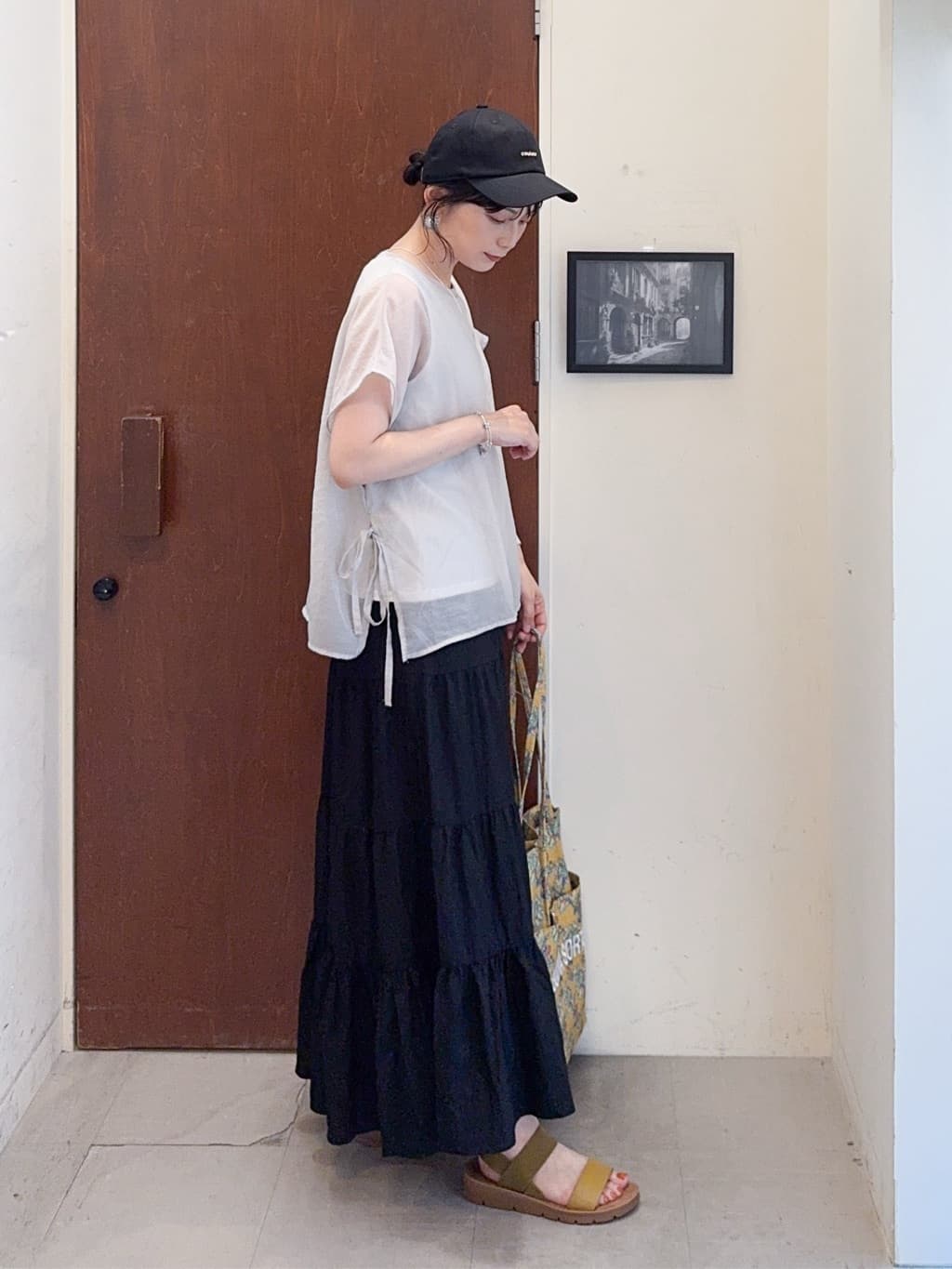 𝐇𝐢𝐫𝐨𝐦𝐢さんの「SHOO･LA･RUE｜【洗える/S-LL】微光沢で華やかなティアードスカート」を使ったコーディネート