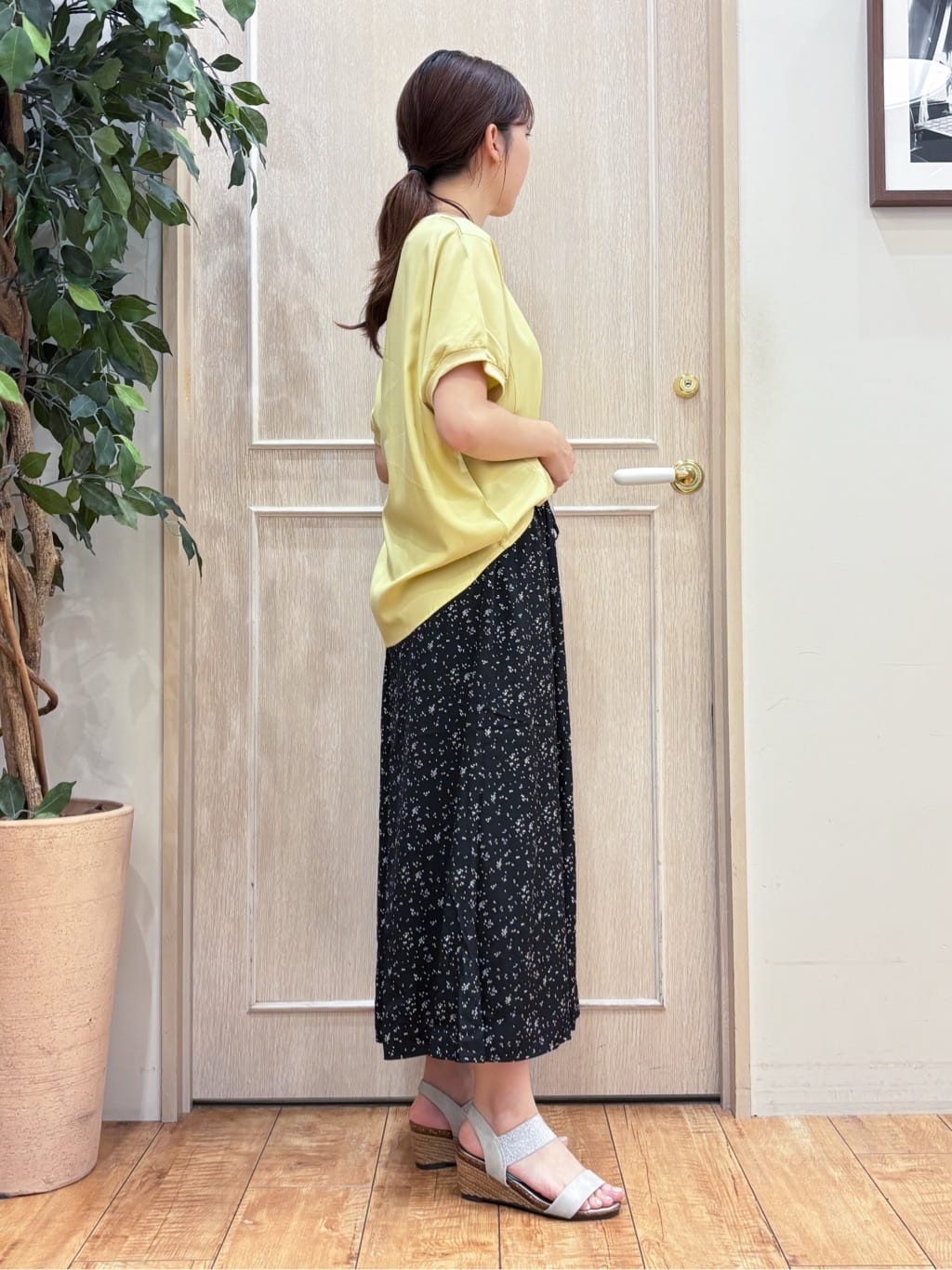 なみさんの「SHOO･LA･RUE｜【ひんやり/洗濯後しわになりにくい】リブ切り替えドルマンブラウス」を使ったコーディネート