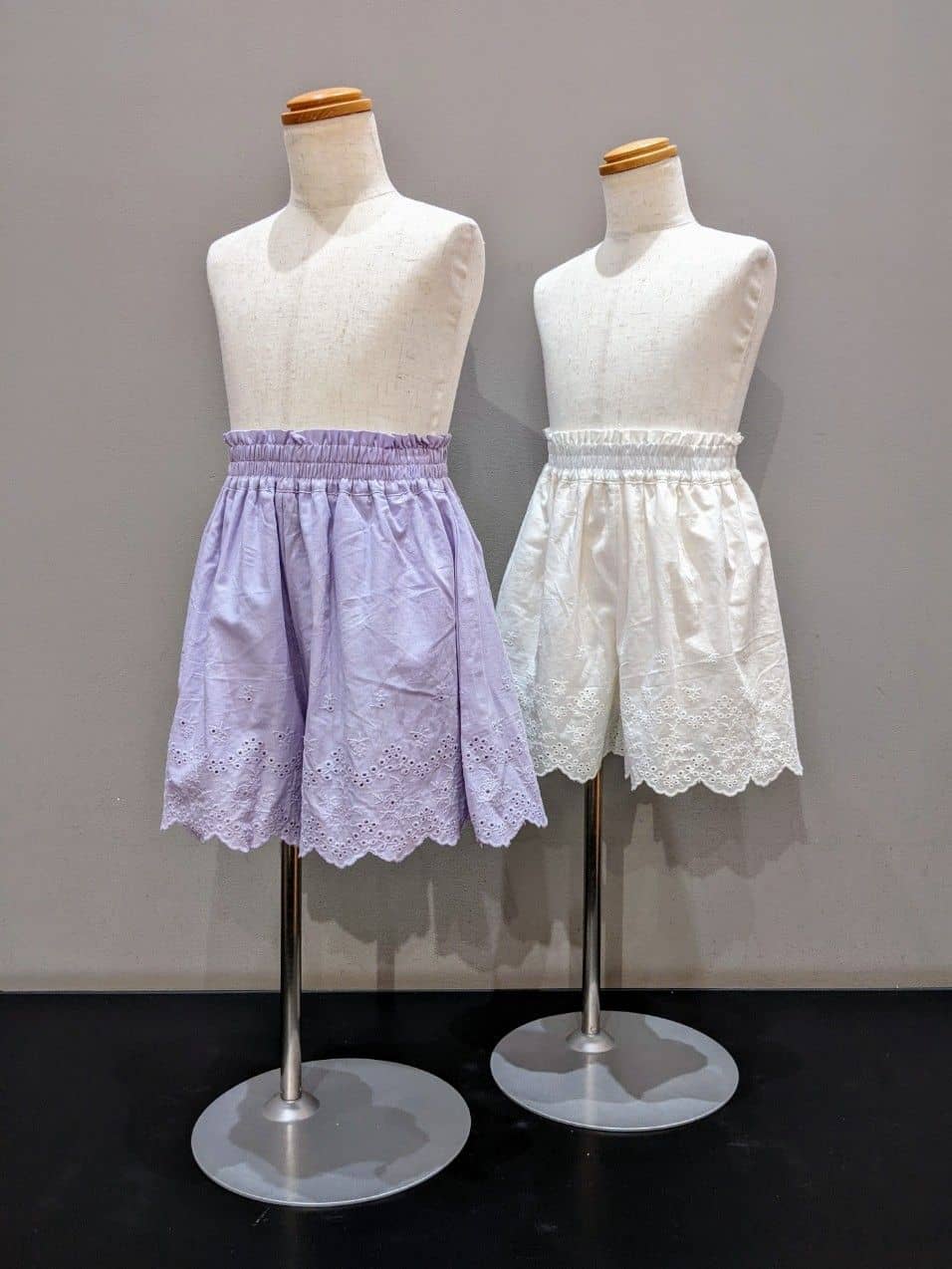 vacheさんの「SHOO･LA･RUE｜【100-120cm】コットンフリルブラウス」を使ったコーディネート