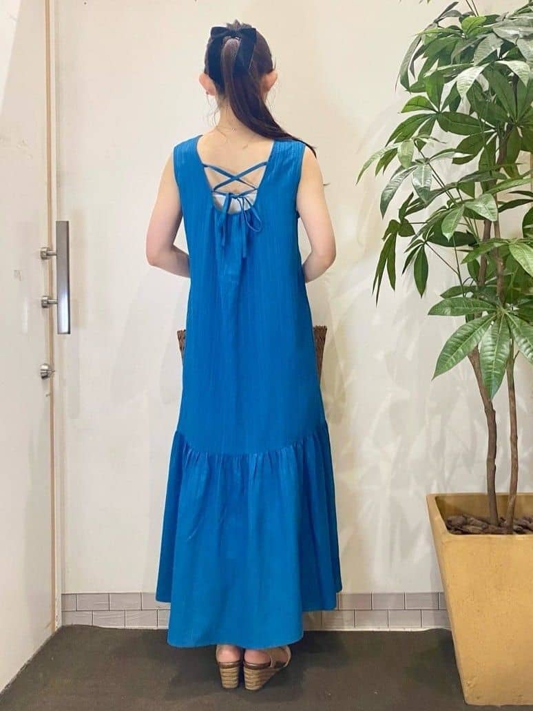 AYUMIさんの「SHOO･LA･RUE｜【S-LL】後ろ姿も抜かりなく 1枚でサマ見え ティアードワンピース」を使ったコーディネート