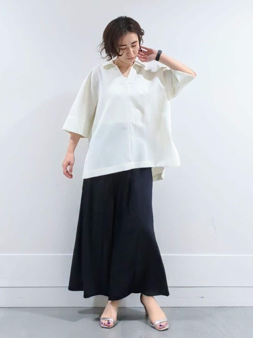 ミズタさんの「UNTITLED｜【UVカット/接触冷感/吸水速乾/ゆったり】V開きネックシャツ」を使ったコーディネート