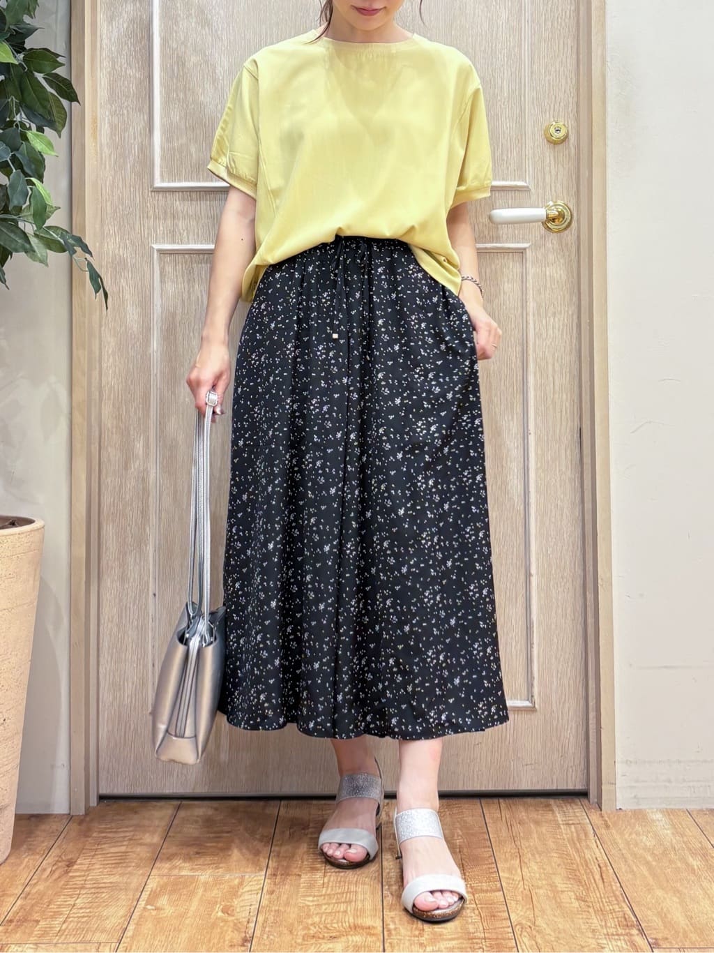 なみさんの「SHOO･LA･RUE｜【ひんやり/洗濯後しわになりにくい】リブ切り替えドルマンブラウス」を使ったコーディネート