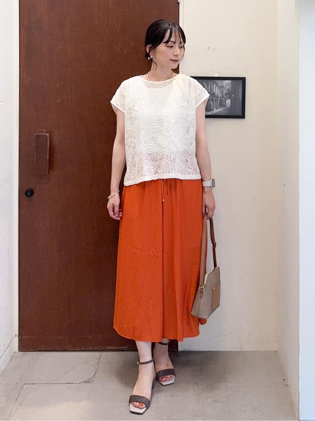 𝐇𝐢𝐫𝐨𝐦𝐢さんの「SHOO･LA･RUE｜【2点セット】刺繍レーストップス」を使ったコーディネート