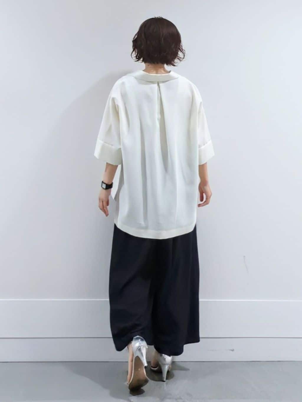 ミズタさんの「UNTITLED｜【UVカット/接触冷感/吸水速乾/ゆったり】V開きネックシャツ」を使ったコーディネート