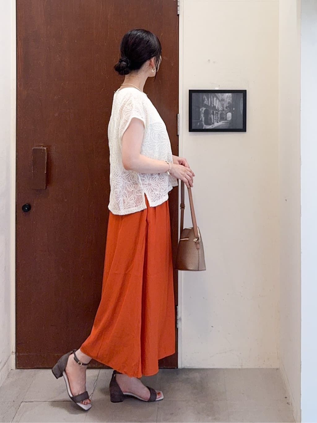 𝐇𝐢𝐫𝐨𝐦𝐢さんの「SHOO･LA･RUE｜【2点セット】刺繍レーストップス」を使ったコーディネート