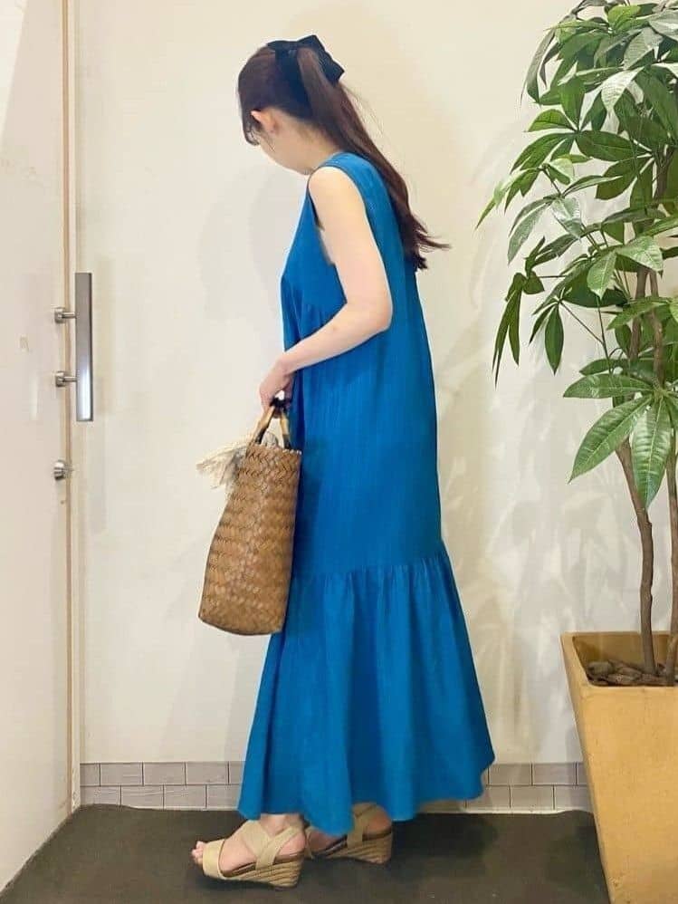 AYUMIさんの「SHOO･LA･RUE｜【S-LL】後ろ姿も抜かりなく 1枚でサマ見え ティアードワンピース」を使ったコーディネート
