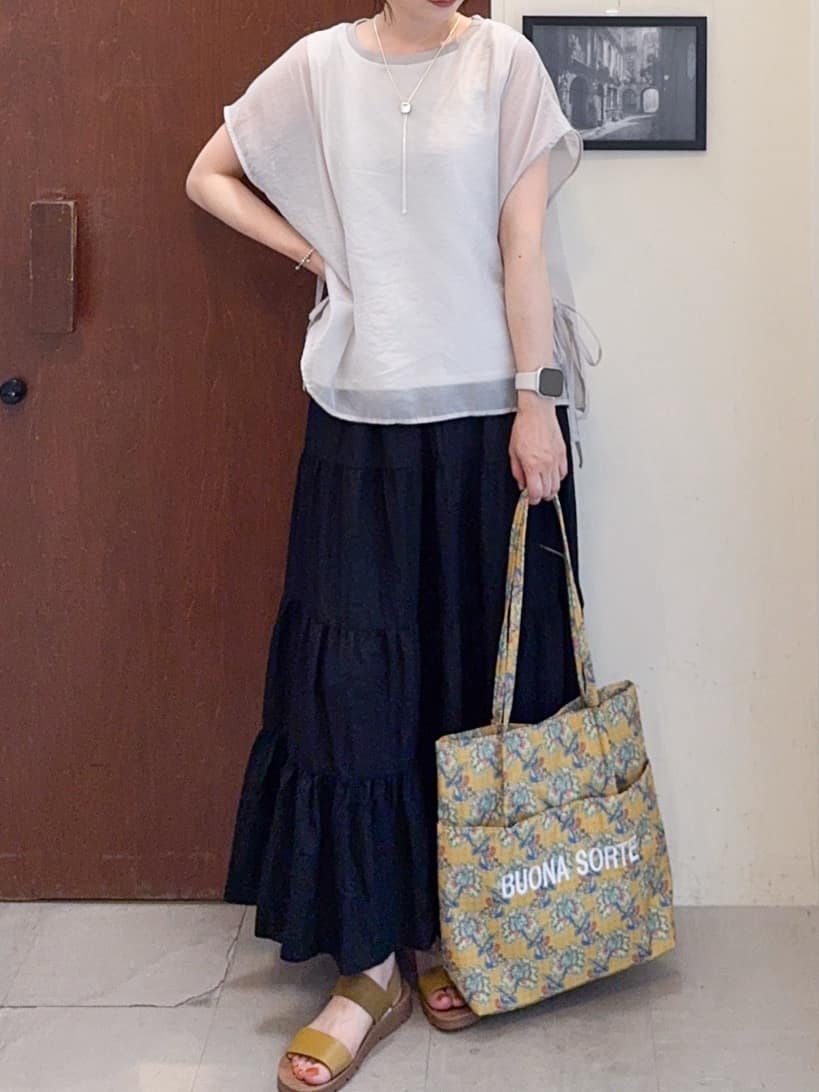 𝐇𝐢𝐫𝐨𝐦𝐢さんの「SHOO･LA･RUE｜【洗える/S-LL】微光沢で華やかなティアードスカート」を使ったコーディネート