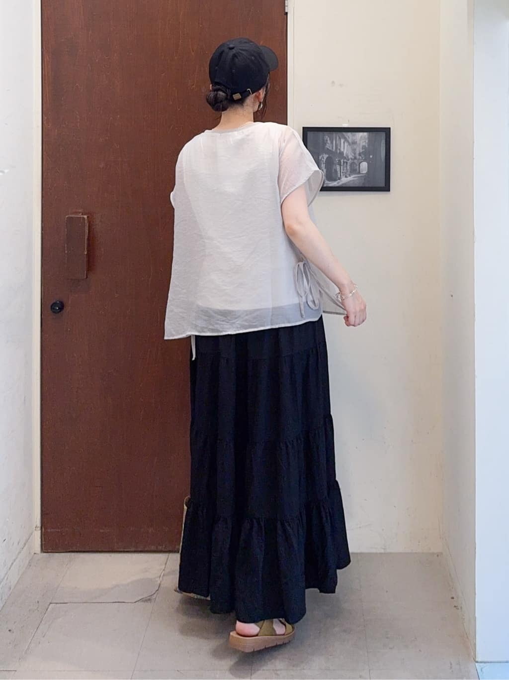 𝐇𝐢𝐫𝐨𝐦𝐢さんの「SHOO･LA･RUE｜【洗える/S-LL】微光沢で華やかなティアードスカート」を使ったコーディネート
