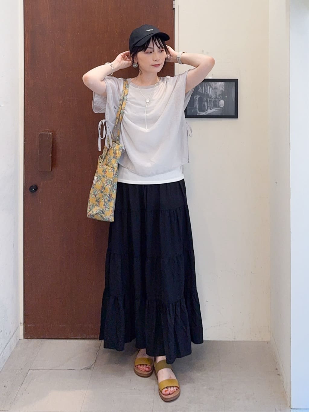 𝐇𝐢𝐫𝐨𝐦𝐢さんの「SHOO･LA･RUE｜【洗える/S-LL】微光沢で華やかなティアードスカート」を使ったコーディネート