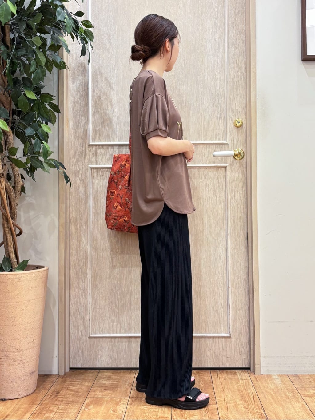 なみさんの「SHOO･LA･RUE｜【洗濯機可/柄が選べる】さらさら楽ちん プリーツ ワイドパンツ」を使ったコーディネート