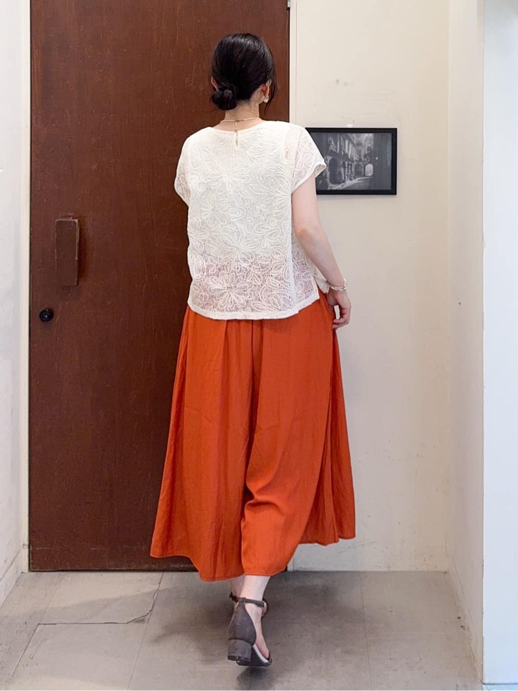 𝐇𝐢𝐫𝐨𝐦𝐢さんの「SHOO･LA･RUE｜【2点セット】刺繍レーストップス」を使ったコーディネート