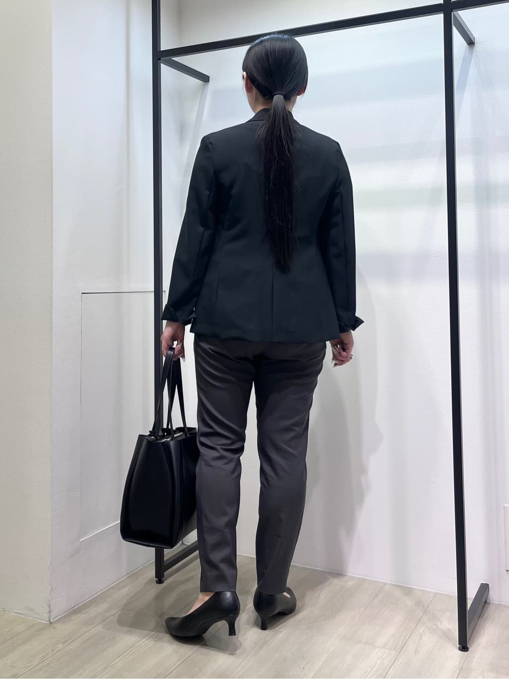 hasuさんの「INDIVI｜【パンツ人気1位／褒められパンツ／洗える】ウエストゴムタックテーパードパンツ」を使ったコーディネート