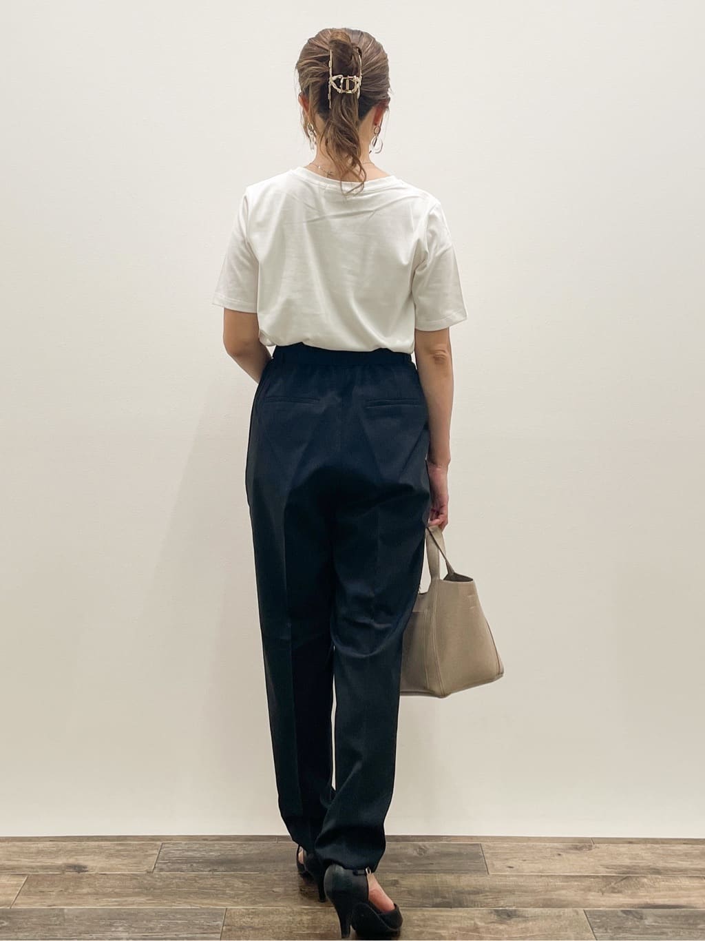 Asukaさんの「OPAQUE.CLIP｜スパンコール刺繍ロゴTシャツ【洗濯機洗い可／接触冷感／UVケア】」を使ったコーディネート
