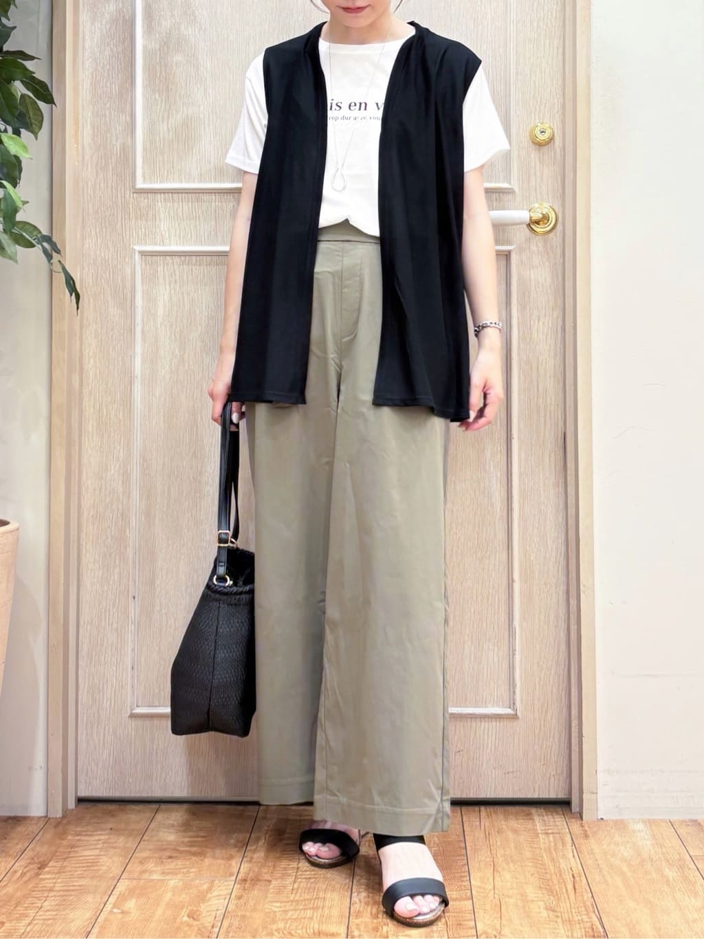 なみさんの「SHOO･LA･RUE｜【2点セット】着回しいろいろ ジレ＋ロゴTシャツ」を使ったコーディネート