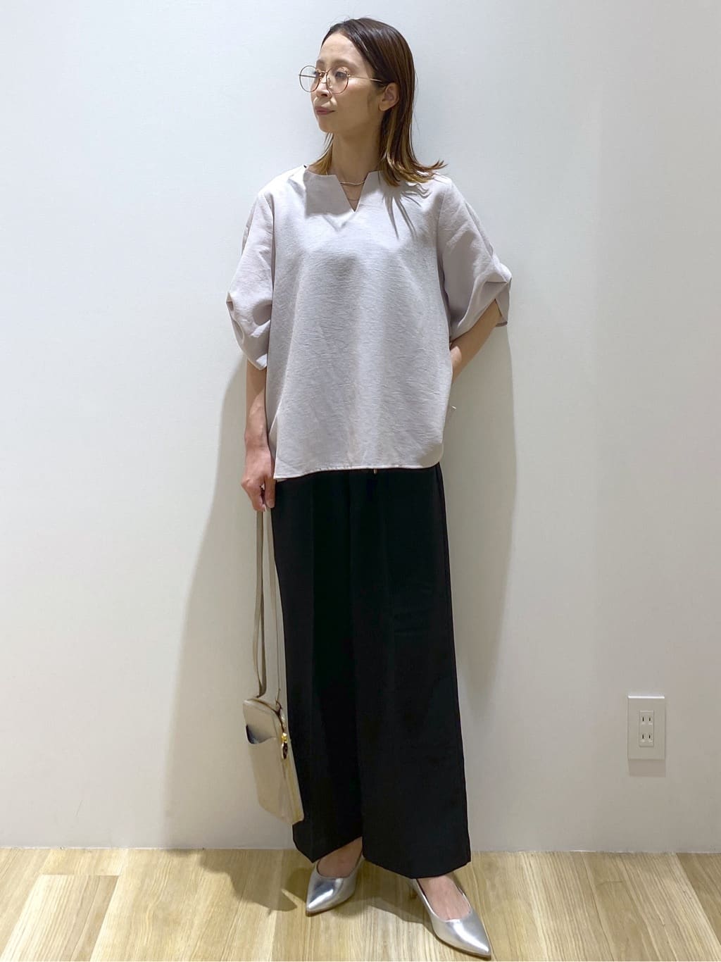 えりさんの「OPAQUE.CLIP｜リネンライクキーネックタックスリーブブラウス【洗濯機洗い可／吸水速乾／接触冷感】」を使ったコーディネート