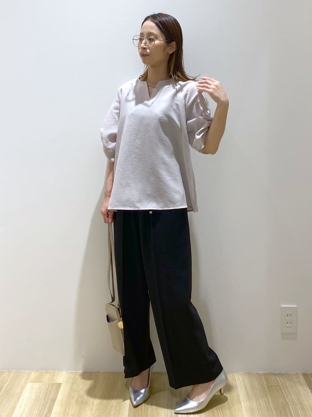 えりさんの「OPAQUE.CLIP｜リネンライクキーネックタックスリーブブラウス【洗濯機洗い可／吸水速乾／接触冷感】」を使ったコーディネート