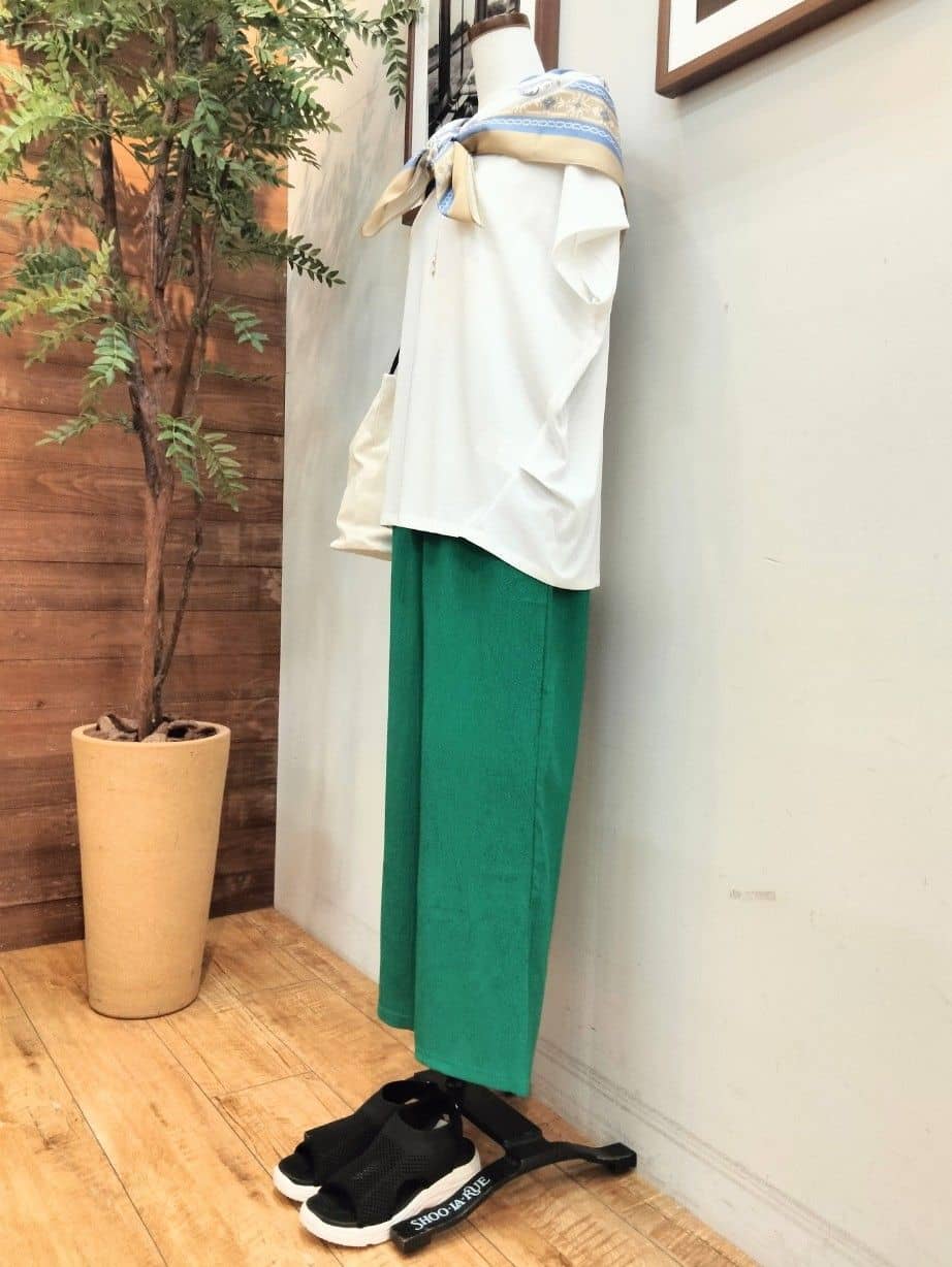 うっちーさんの「SHOO･LA･RUE｜【S-LL/汗ジミ軽減/ひんやり/UV】体型カバーに タック入りドルマントップス」を使ったコーディネート