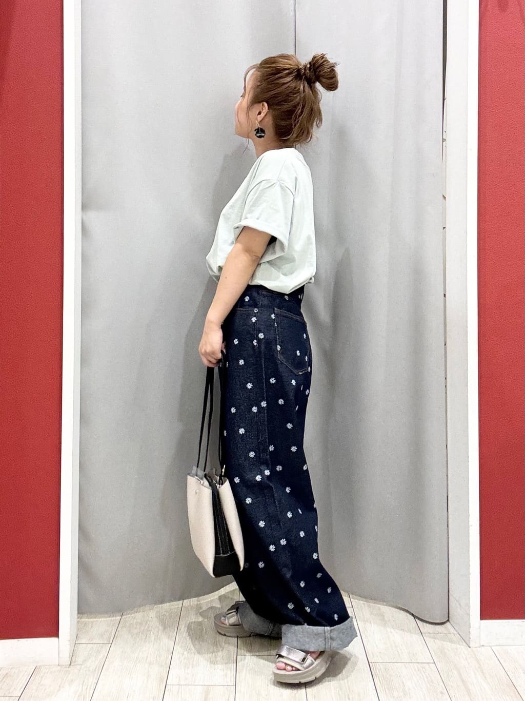shioさんの「SHOO･LA･RUE｜【S-LL】周りと差がつく デイジー柄デニムワイドパンツ」を使ったコーディネート