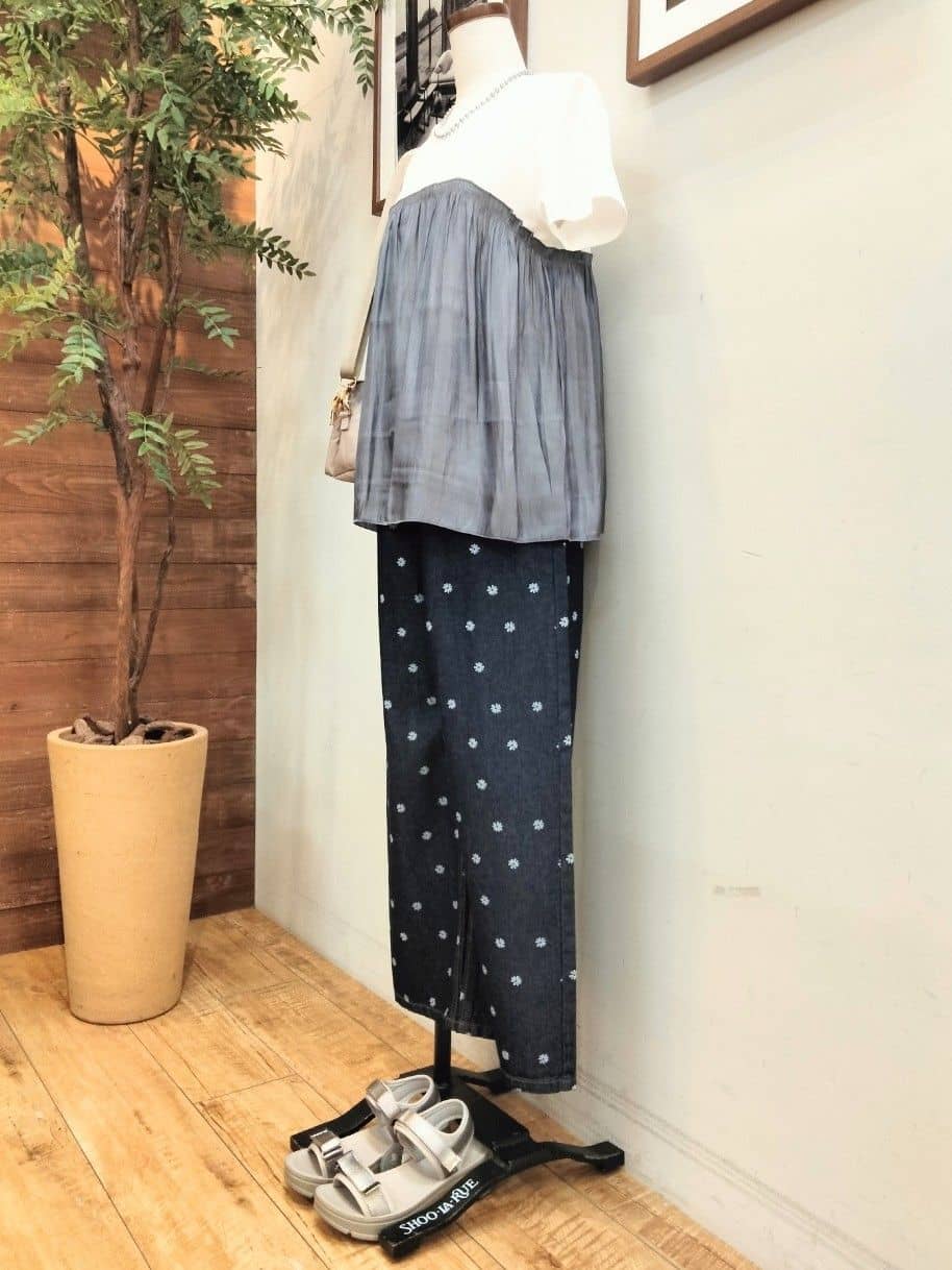 うっちーさんの「SHOO･LA･RUE｜【S-LL】周りと差がつく デイジー柄デニムワイドパンツ」を使ったコーディネート