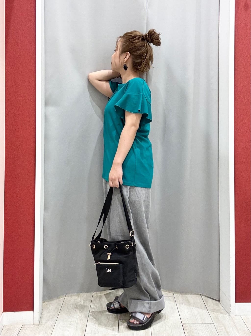 shioさんの「SHOO･LA･RUE｜【汗ジミ防止/ひんやり/UV】フリルスリーブTシャツ」を使ったコーディネート
