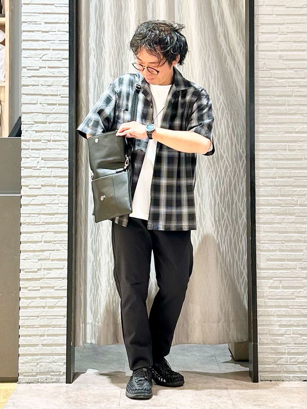 KENJI Iさんの「THE SHOP TK｜オンブレチェック半袖シャツ 洗濯機OK」を使ったコーディネート