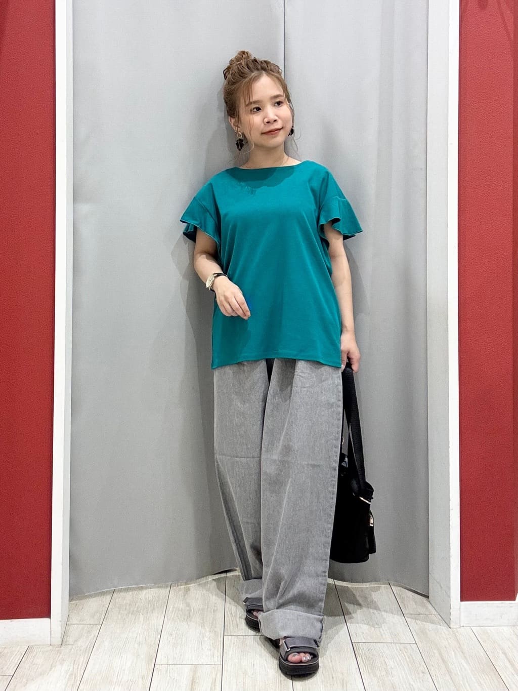 shioさんの「SHOO･LA･RUE｜【汗ジミ防止/ひんやり/UV】フリルスリーブTシャツ」を使ったコーディネート