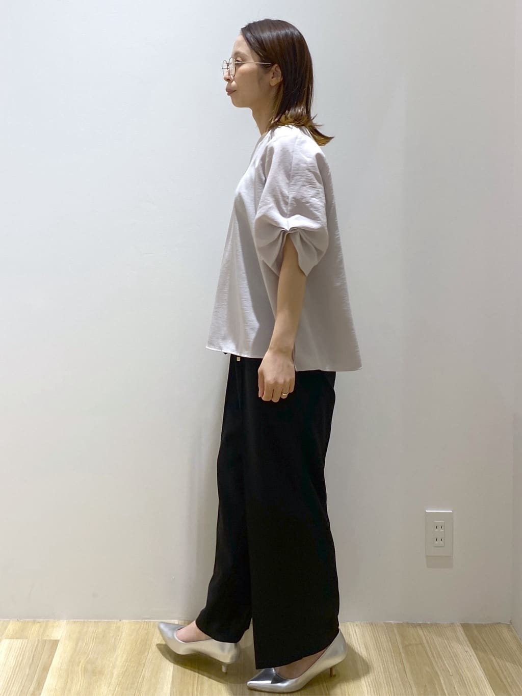 えりさんの「OPAQUE.CLIP｜リネンライクキーネックタックスリーブブラウス【洗濯機洗い可／吸水速乾／接触冷感】」を使ったコーディネート