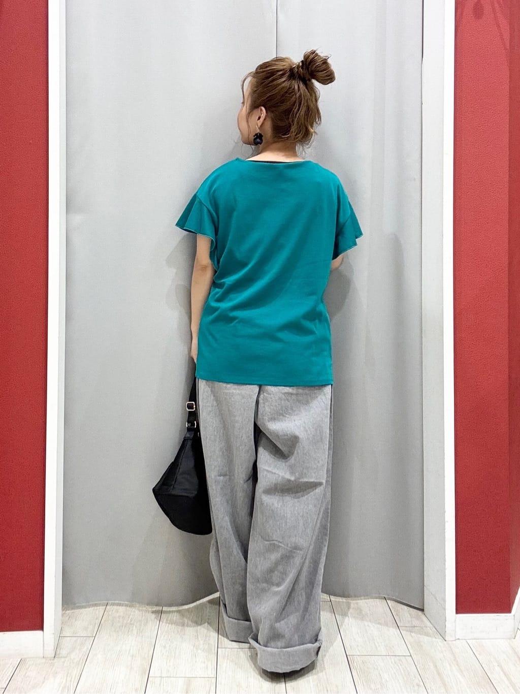 shioさんの「SHOO･LA･RUE｜【汗ジミ防止/ひんやり/UV】フリルスリーブTシャツ」を使ったコーディネート