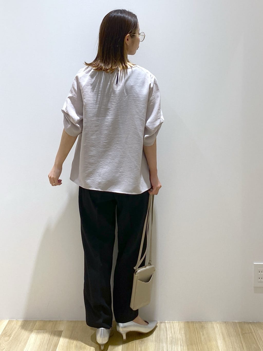 えりさんの「OPAQUE.CLIP｜リネンライクキーネックタックスリーブブラウス【洗濯機洗い可／吸水速乾／接触冷感】」を使ったコーディネート