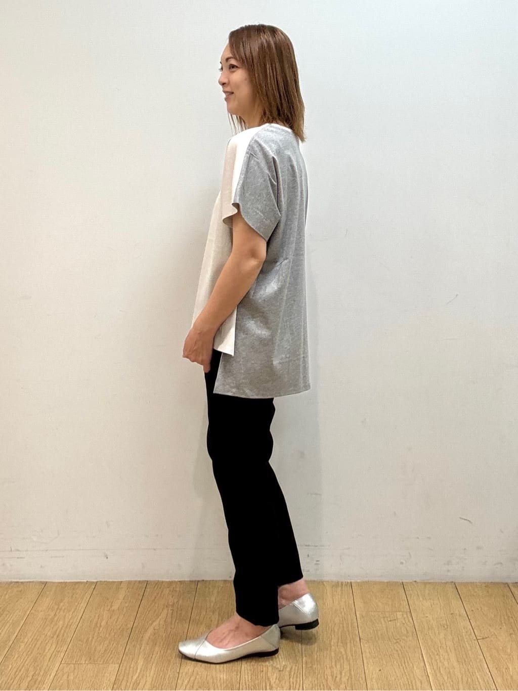 mikkoさんの「INDIVI｜【洗える／汗ジミ防止】バイカラー＆アシメヘム Tシャツ」を使ったコーディネート