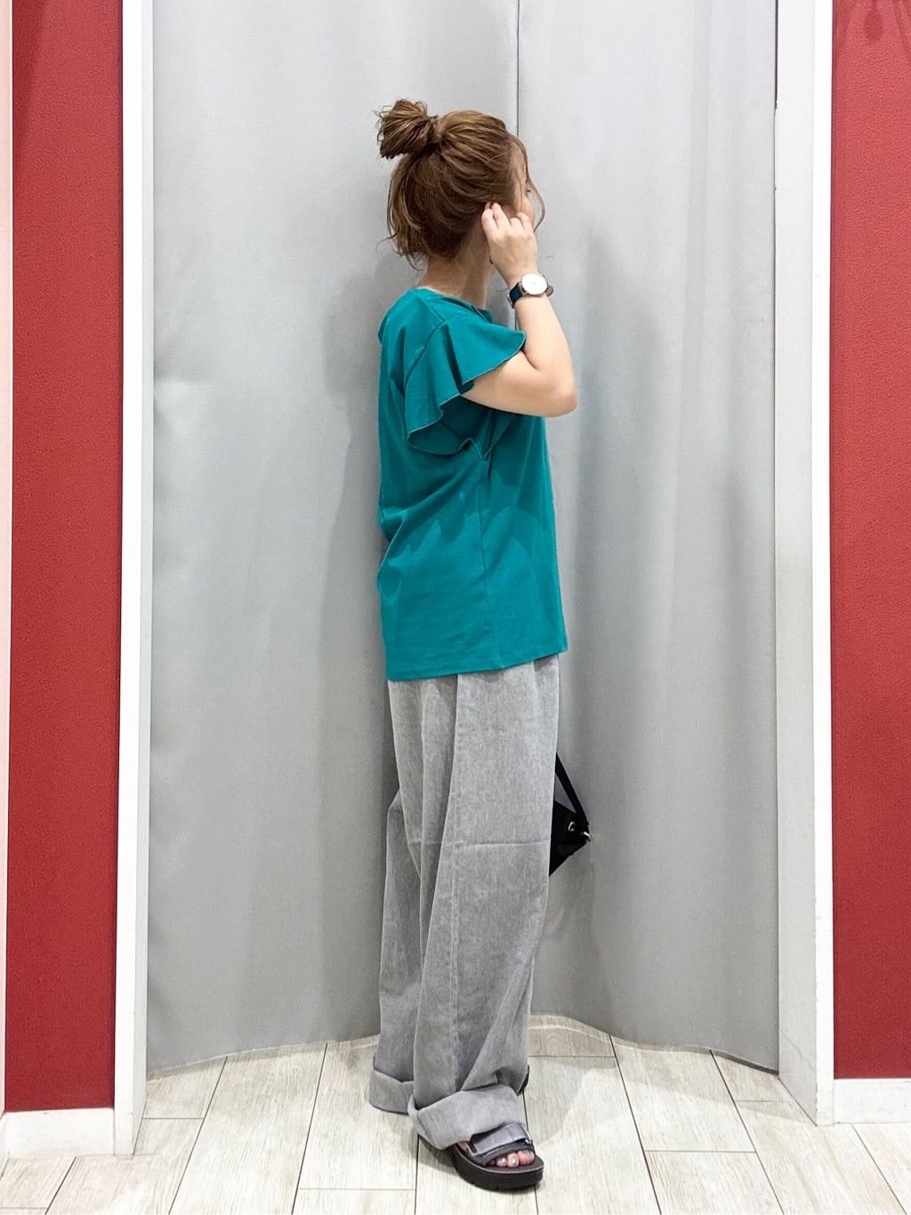 shioさんの「SHOO･LA･RUE｜【汗ジミ防止/ひんやり/UV】フリルスリーブTシャツ」を使ったコーディネート