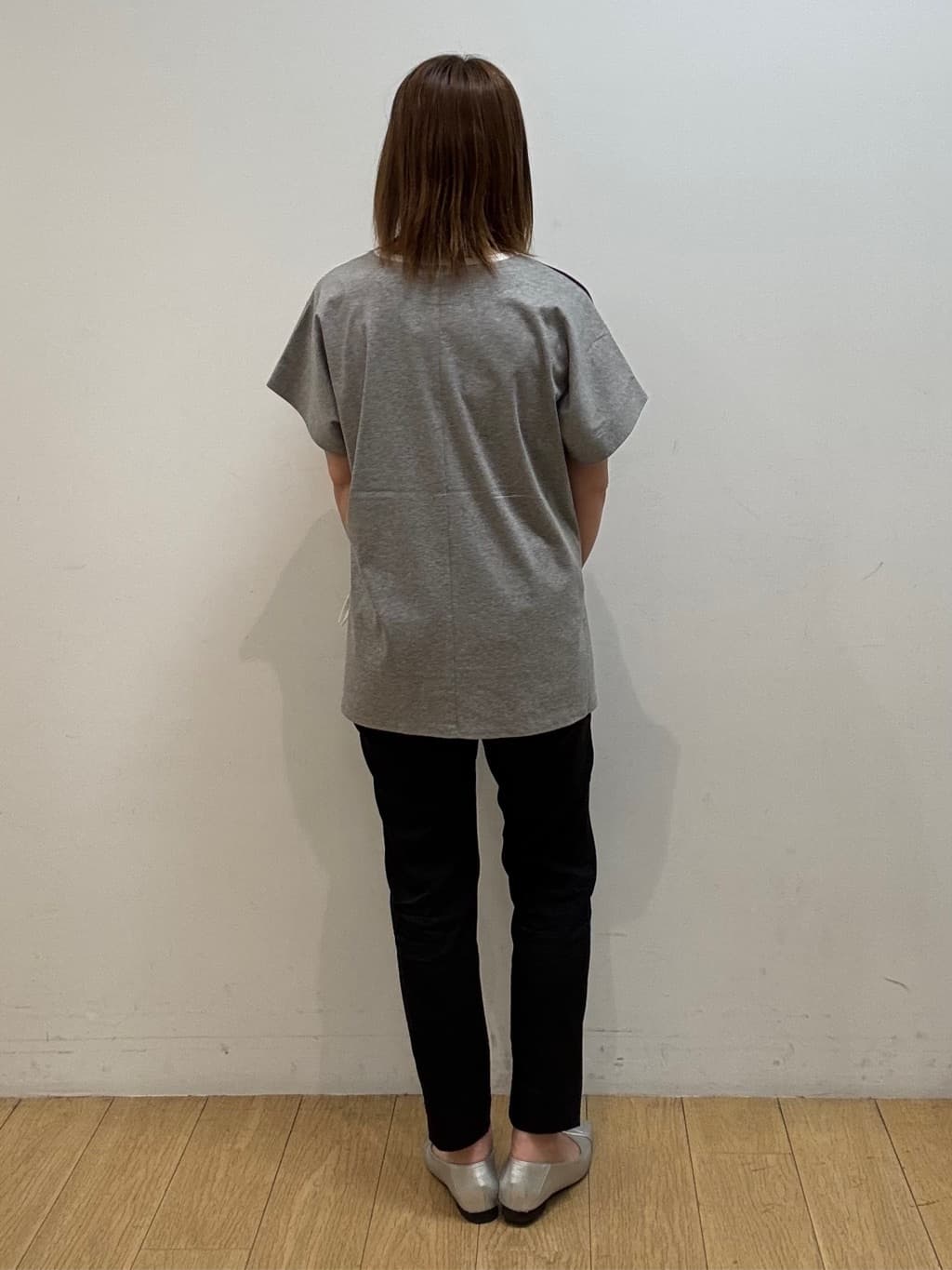 mikkoさんの「INDIVI｜【洗える／汗ジミ防止】バイカラー＆アシメヘム Tシャツ」を使ったコーディネート