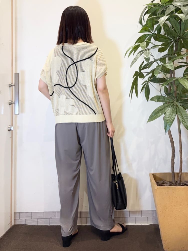 宗形さんの「SHOO･LA･RUE｜【S-LL/ひんやり/UV】リラクシーな穿き心地 エアリーワイドパンツ」を使ったコーディネート