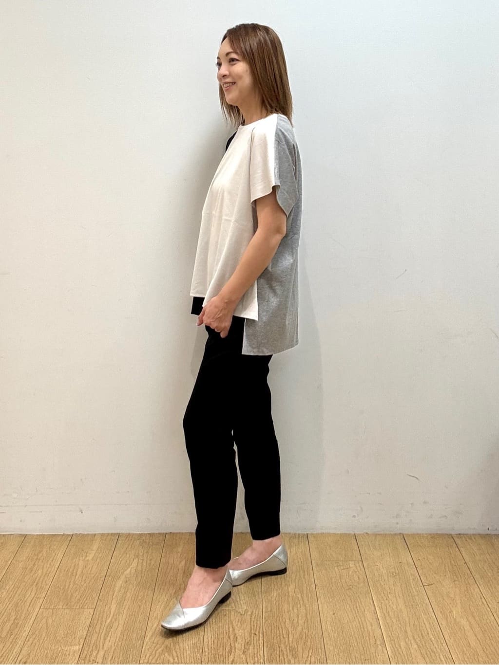 mikkoさんの「INDIVI｜【洗える／汗ジミ防止】バイカラー＆アシメヘム Tシャツ」を使ったコーディネート