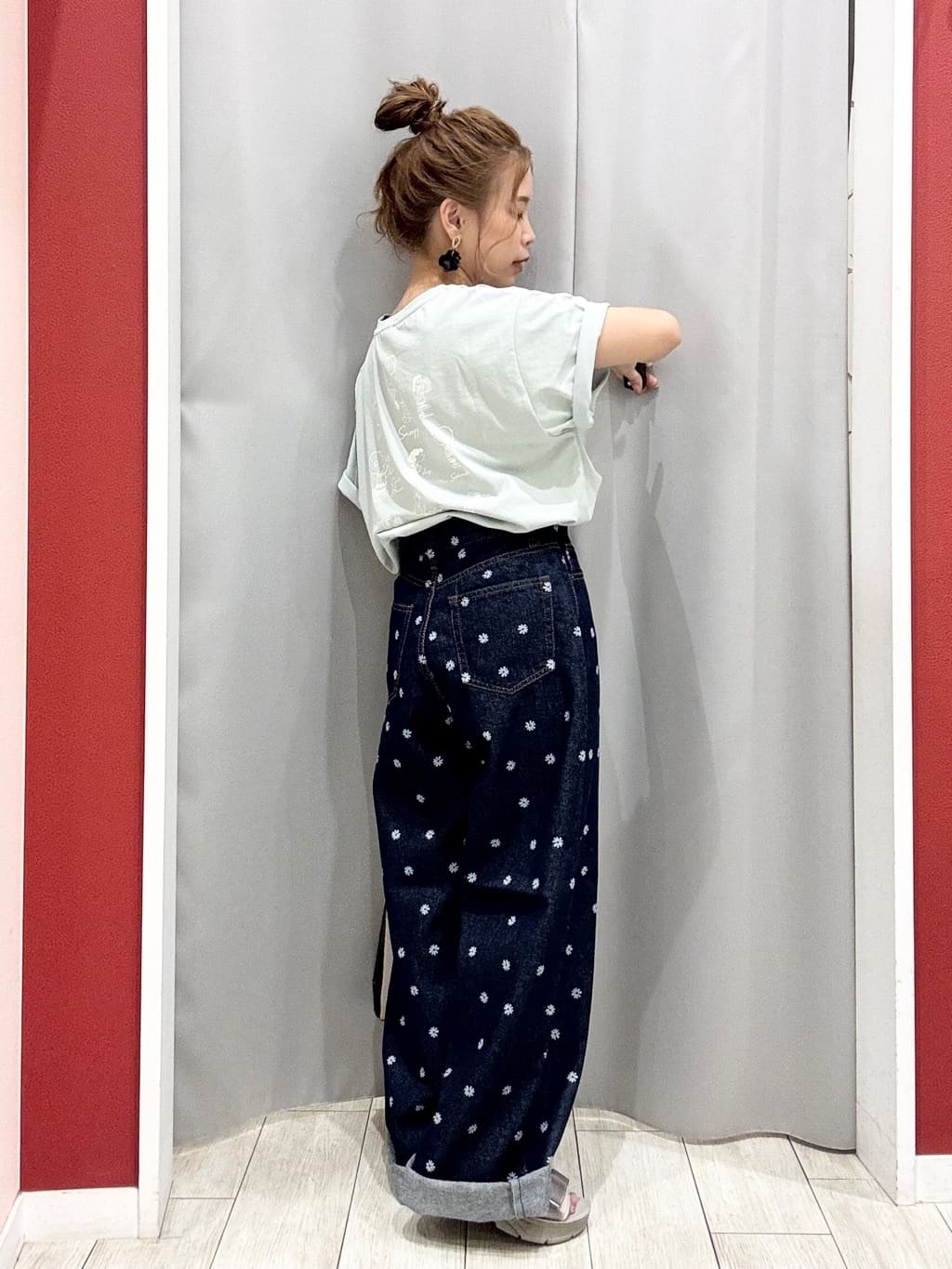 shioさんの「SHOO･LA･RUE｜【S-LL】周りと差がつく デイジー柄デニムワイドパンツ」を使ったコーディネート