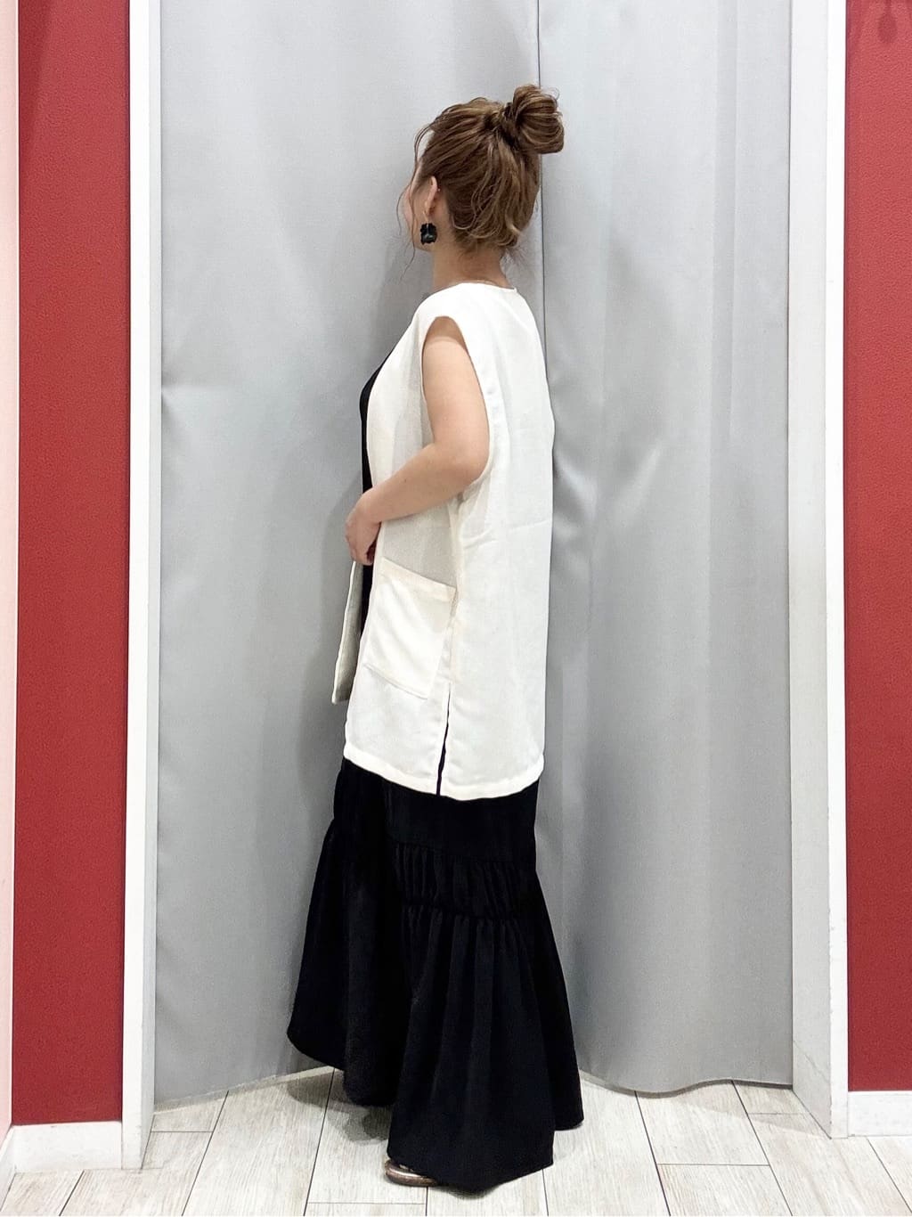 shioさんの「SHOO･LA･RUE｜【ひんやり】シャーリングがアクセントに 大人のデザインキャミワンピース」を使ったコーディネート