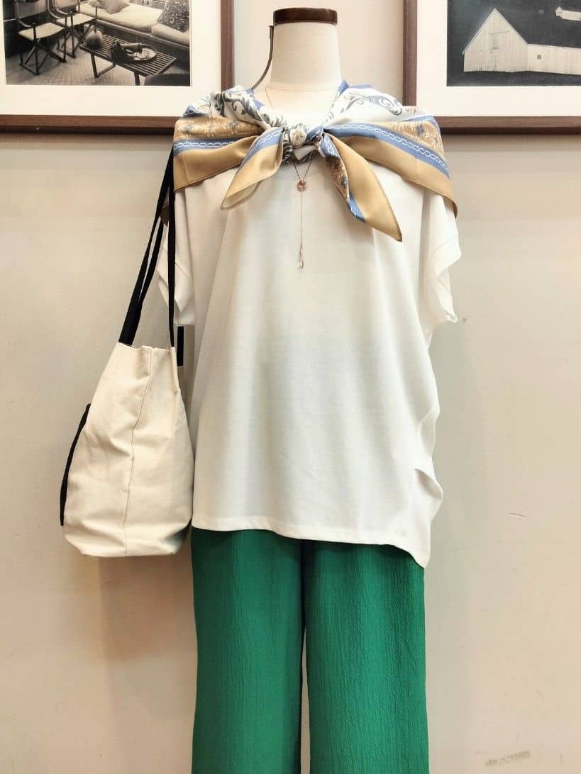 うっちーさんの「SHOO･LA･RUE｜【S-LL/汗ジミ軽減/ひんやり/UV】体型カバーに タック入りドルマントップス」を使ったコーディネート
