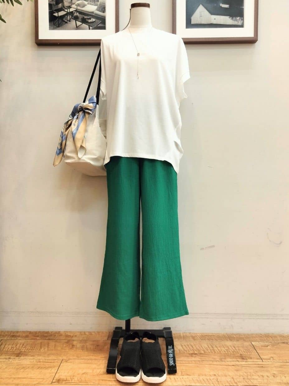 うっちーさんの「SHOO･LA･RUE｜【S-LL/汗ジミ軽減/ひんやり/UV】体型カバーに タック入りドルマントップス」を使ったコーディネート