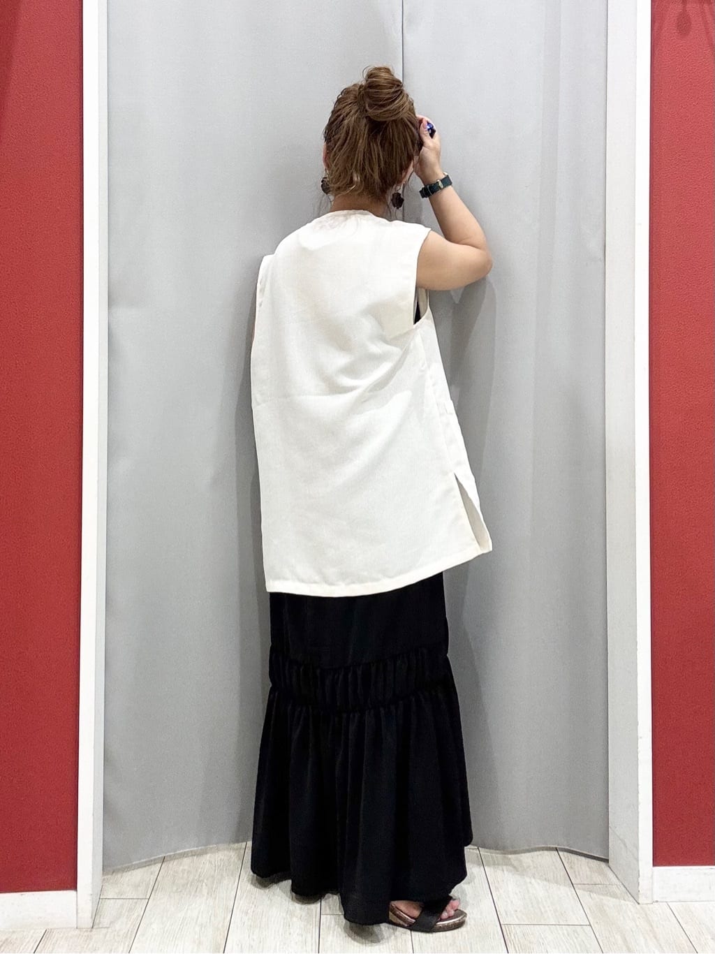 shioさんの「SHOO･LA･RUE｜【ひんやり】シャーリングがアクセントに 大人のデザインキャミワンピース」を使ったコーディネート