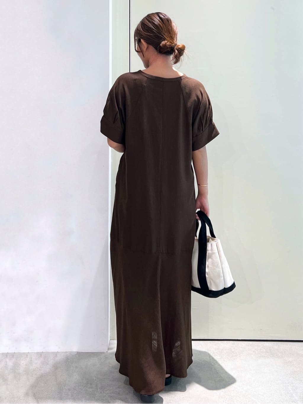 Unaさんの「OPAQUE.CLIP｜レーヨン麻キーネックワンピース【洗える】」を使ったコーディネート