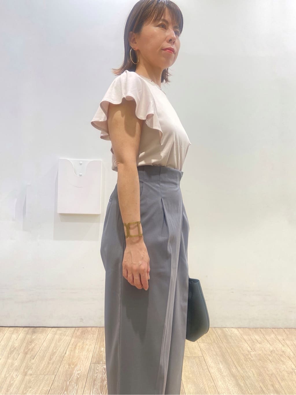 YUKOさんの「index｜《美人百花掲載／XS-3Lサイズ》フレアスリーブバックシャントップス【接触冷感／UVケア／洗濯機洗い」を使ったコーディネート