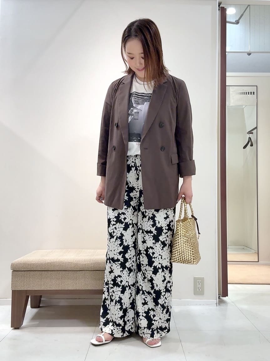 YUIさんの「UNTITLED｜【ウエストゴム/ワイド/柄】モノトーンフラワーパンツ」を使ったコーディネート