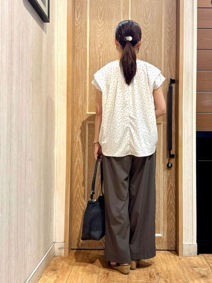 KAORIさんの「SHOO･LA･RUE｜【S-LL/ひんやり】きちんと見えで好印象 ドット柄デザイントップス」を使ったコーディネート