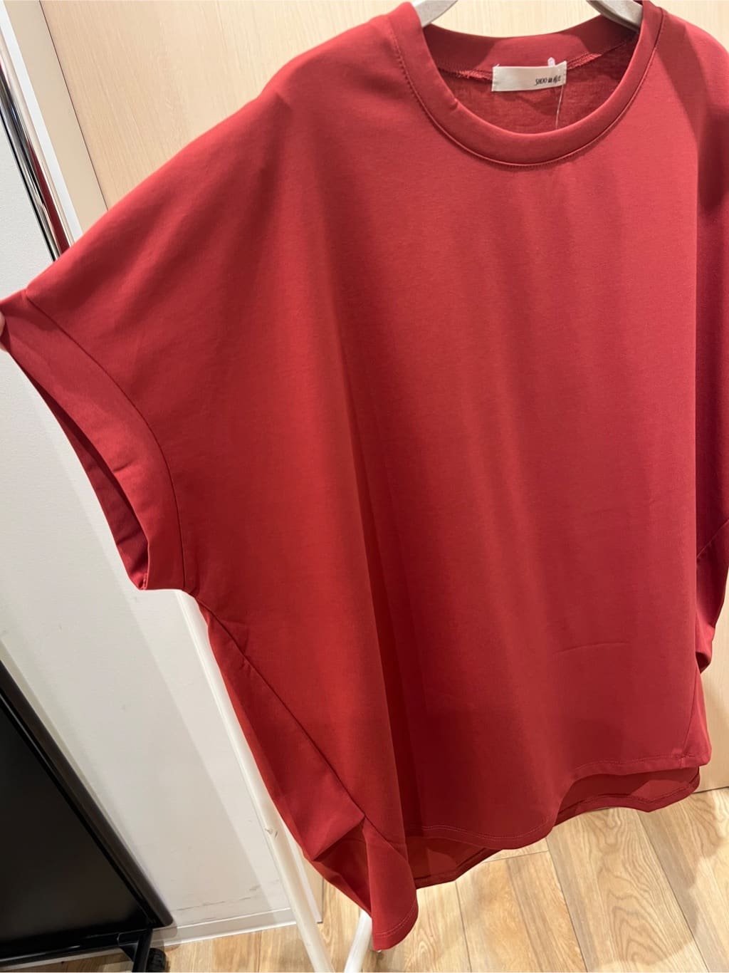 みわさんの「SHOO･LA･RUE｜【S-LL/汗ジミ軽減/ひんやり/UV】体型カバーに タック入りドルマントップス」を使ったコーディネート