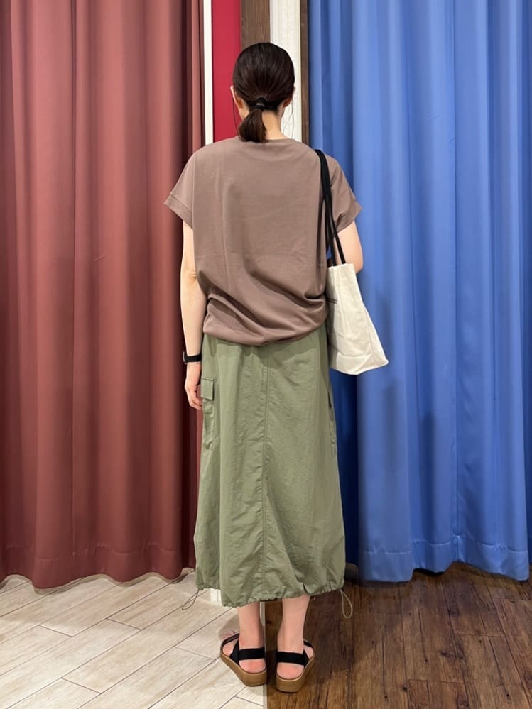 muさんの「SHOO･LA･RUE｜【S-LL/汗ジミ軽減/ひんやり/UV】体型カバーに タック入りドルマントップス」を使ったコーディネート