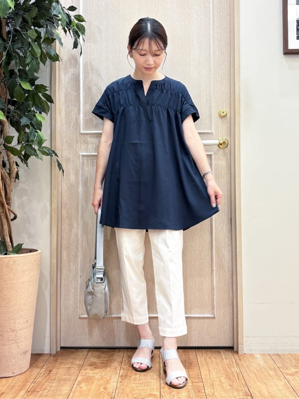 なみさんの「SHOO･LA･RUE｜【S-LL/ひんやり/体型カバー】サッカーストライプ Aラインチュニックブラウス」を使ったコーディネート