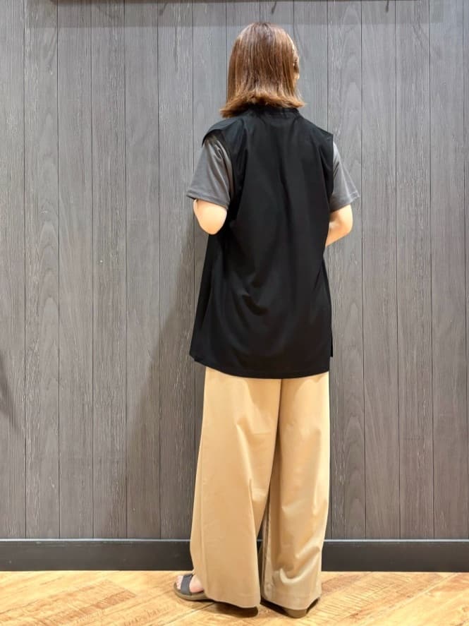 meiさんの「SHOO･LA･RUE｜【2点セット】着回しいろいろ ジレ＋ロゴTシャツ」を使ったコーディネート
