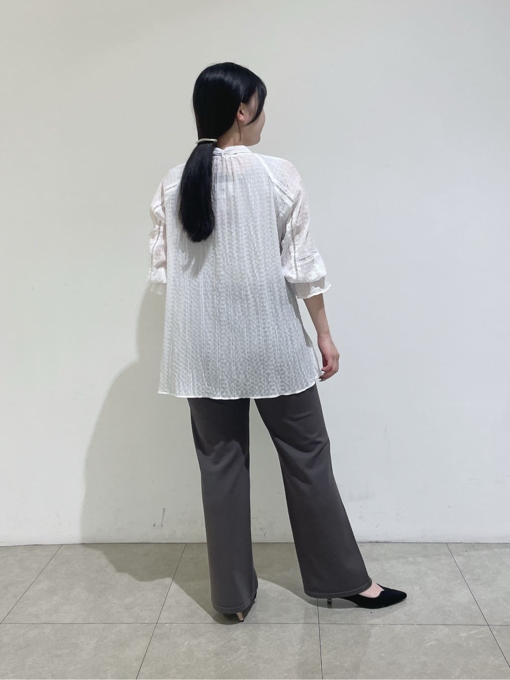 emikaさんの「INDIVI｜【洗える／シャーリング素材】ボリューム袖エアリーブラウス」を使ったコーディネート