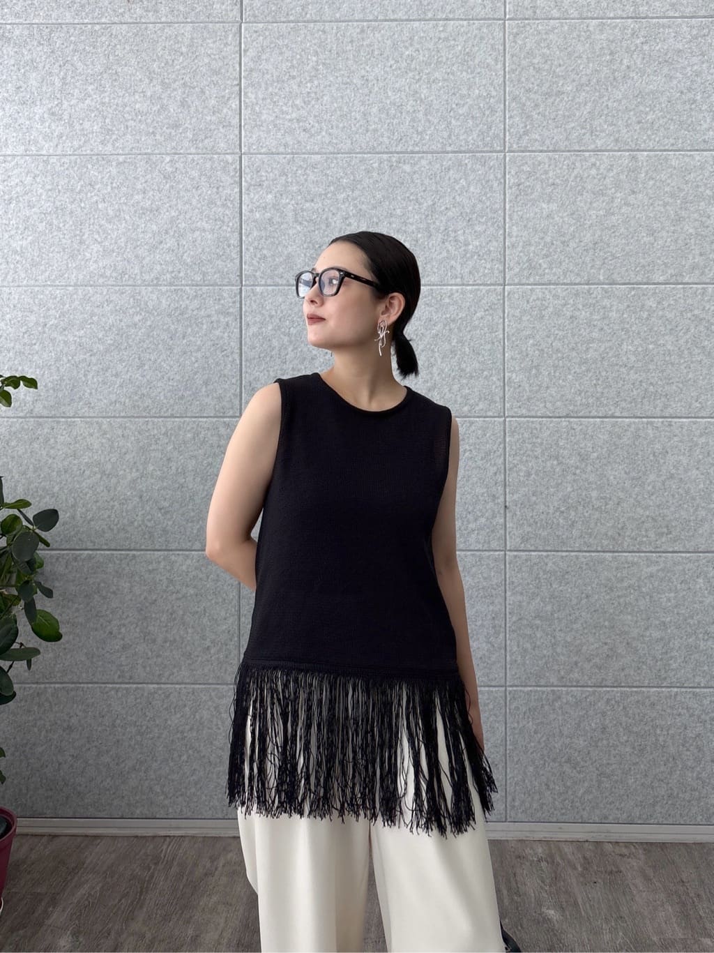 ayanoさんの「INDIVI｜スリーブレスフリンジニット」を使ったコーディネート